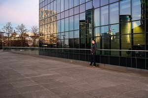 Reflets de la ville sur Werner Lerooy