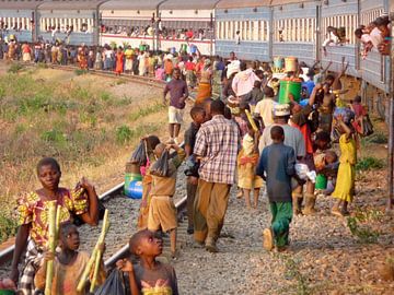 'Langs het spoor', Tanzania van Martine Joanne