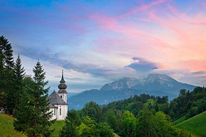 Bedevaartskerk Maria Gern in Berchtesgaden tijdens zonsondergang