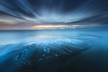 Un coucher de soleil orageux sur la côte frisonne de l'IJsselmeer à Workum par une froide soirée d'a sur Bas Meelker