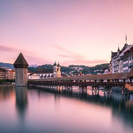 Sonnenuntergang hinter der Kapellbrücke von Luzern von Ilya Korzelius