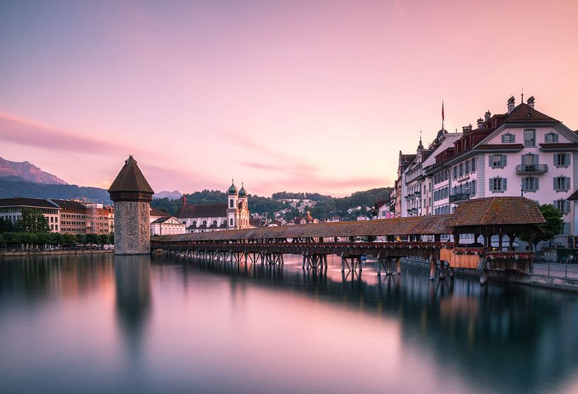 Sonnenuntergang hinter der Kapellbrücke von Luzern von Ilya Korzelius