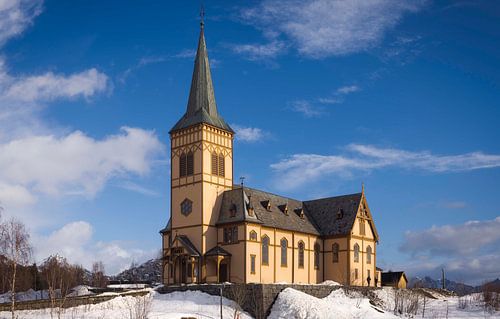 La majestueuse église de Vagan se dresse fièrement sous le ciel norvégien sur PhotoCluster