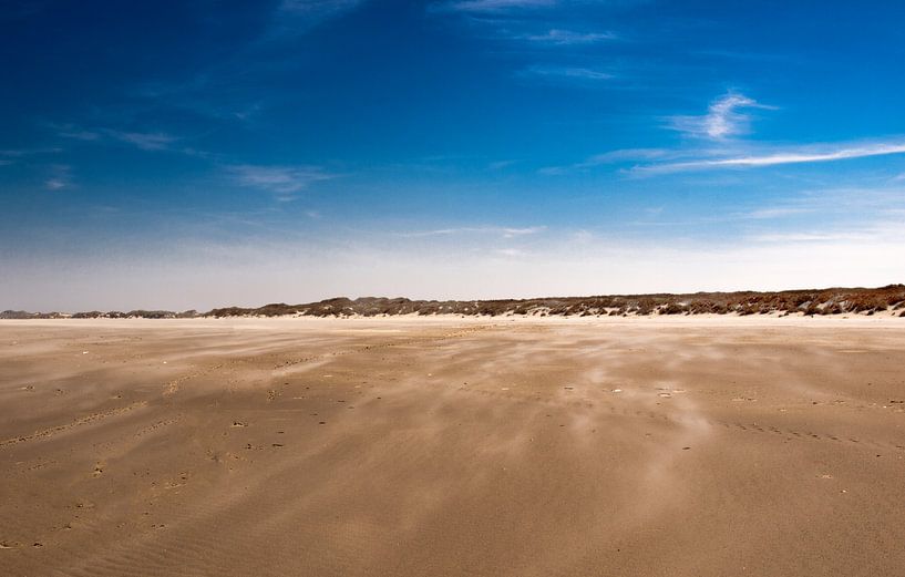 Stuivend zand op strand, Terschelling van Rinke Velds