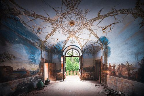 Verlaten Villa met Vogelkooi Fresco.