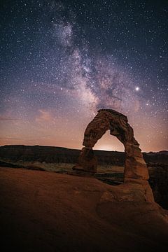 Melkweg Delicate Arch - Arches National Park van Arthur Janzen
