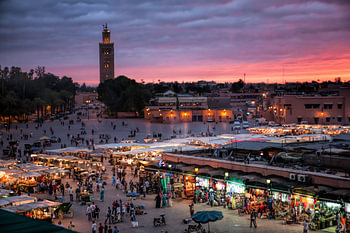 La médina de Marrakech, le Djeema el Fna avec la mosquée Koutoubia en arrière-plan. Wout Kok One2exp