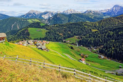 Uitzicht over Untermoi naar de Pragser Dolomieten