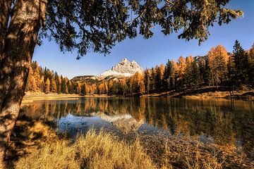 Journée d'automne ensoleillée au bord d'un lac dans les Dolomites.