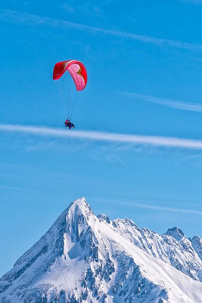Paragliden boven de bergen van Christa Thieme-Krus