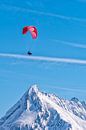 Paragliden boven de bergen van Christa Thieme-Krus thumbnail