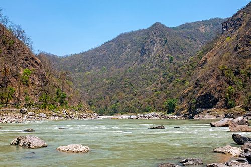 De heilige rivier de Ganges in de Himalaya in India