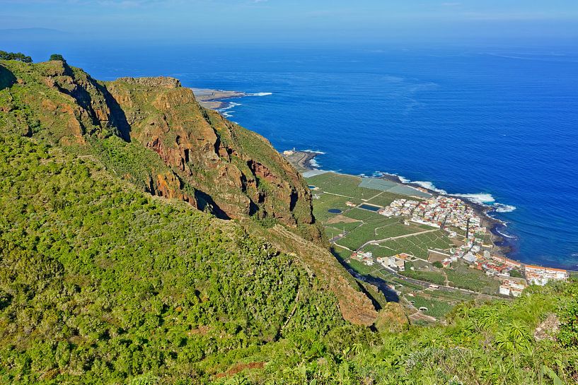 Tenerife - Uitzicht van het Teno-gebergte tot Casa Amarilla van Gisela Scheffbuch