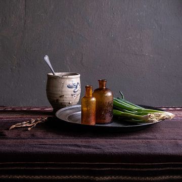 Modern Still Life with Pottery and Spring Onions by Affect Fotografie