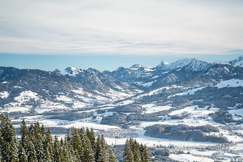 Winters landschap in de Allgäu van Bolsterlang richting Tannheim