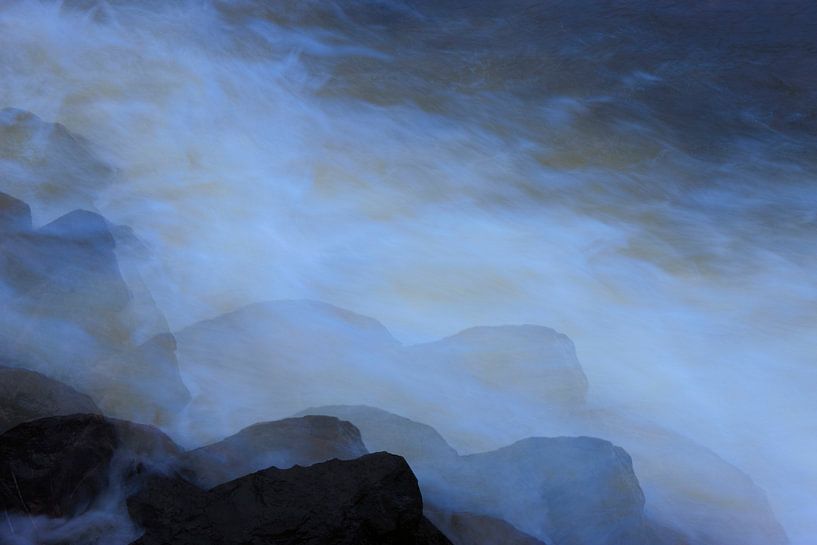 Wild stromend water in abstracte vorm van Marianne van der Zee