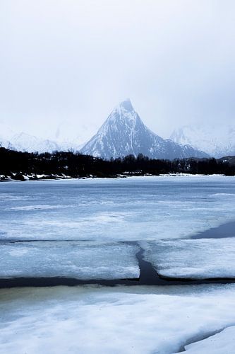 Eisschollen mit einem Berg auf den Lofoten