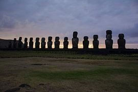 Lever du soleil à Ahu Tongariki, île de Pâques sur Bianca Fortuin