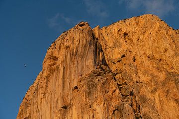 Kliffen van de Peñón de Ifach bij zonsondergang van Adriana Mueller