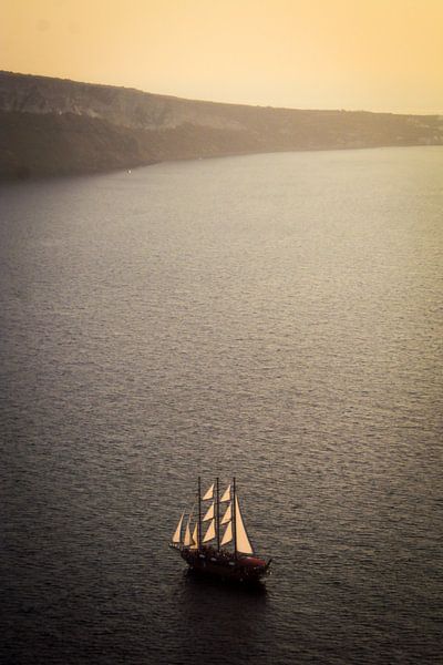Boot in Santorini van Karina Alvarenga