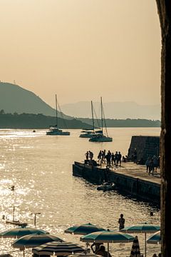 Zonsondergang bij Zee met Boten en Pier in Cefalù, Italië van Cristina Cozari