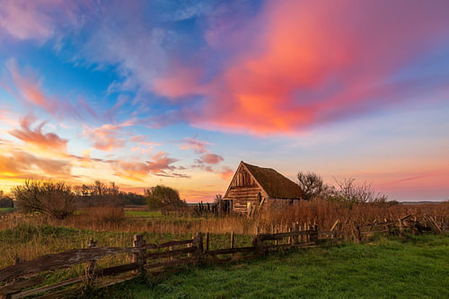 Zonsopkomst bij een schuurtje op Texel