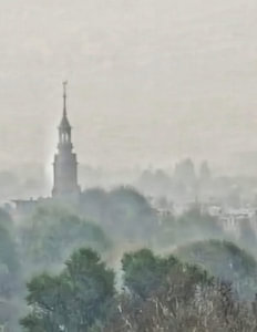 Die Oosterkerk im Nebel.