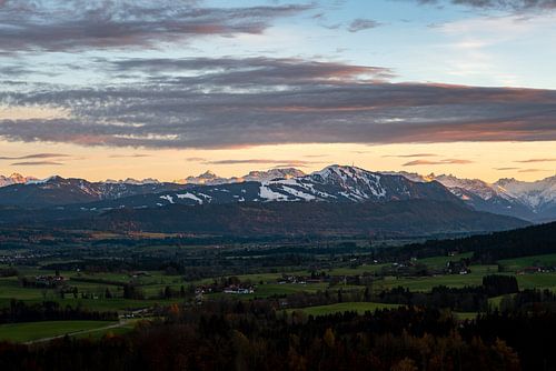 Zonsondergang boven de Allgäu met uitzicht op de Allgäuer Alpen