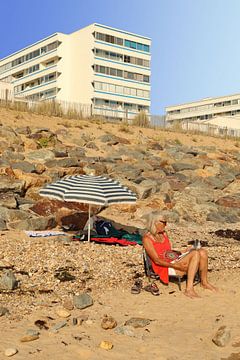 Woman on beach by Hannahs Wereld