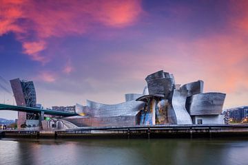 Guggenheim Bilbao Museum boven de rivier de Nervion van Dieter Meyrl