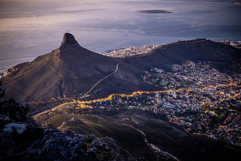 Der Löwenkopf-Berg vom Tafelberg aus gesehen. von Claudio Duarte