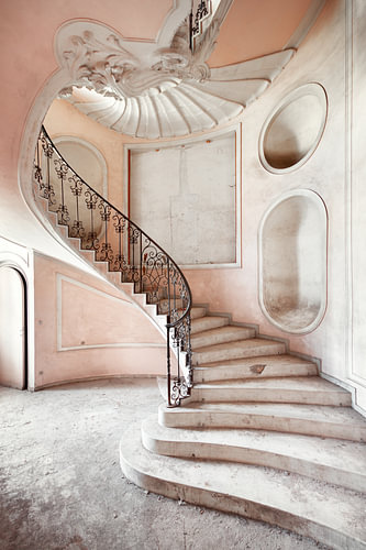Sweeping curves in the abandoned stairwell