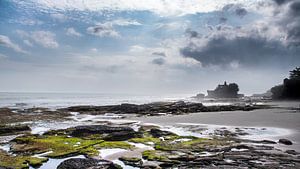 zicht op de Tanah Lot bij laag wateer van Lex Scholten