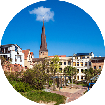 Gezicht op de Petrikirche in de Hanzestad Rostock van Rico Ködder