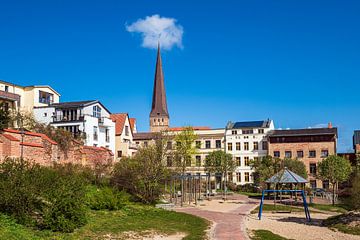 Gezicht op de Petrikirche in de Hanzestad Rostock van Rico Ködder