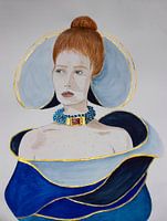 Vrouw in blauwe jurk met gouden accenten
