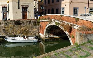 Boot im mit Brücke in der Altstadt von Livorno, Toskana Italien
