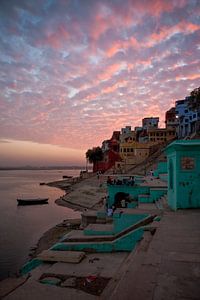 Zonsondergang boven de stad Varanasi in India. Wout Kok One2expose.