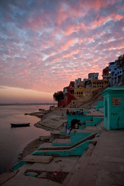 Zonsondergang boven de stad Varanasi in India. Wout Kok One2expose. van Wout Kok