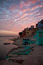 Zonsondergang boven de stad Varanasi in India. Wout Kok One2expose. van Wout Kok thumbnail