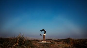 Sculpture de sirène avec le mystérieux arc-en-ciel blanc. Noordwijk sur Yanuschka Fotografie | Noordwijk