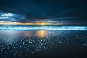 Stürmisches Meer und Schaum bei Sonnenuntergang. Strand von Marina di Cecina