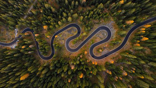 Snake road in de Dolomieten tijdens kleurrijke herfst