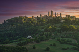 Das Dorf San Gimignano bei Sonnenuntergang, Toskana