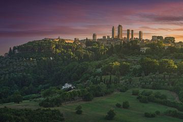 Het dorp San Gimignano bij zonsondergang, Toscane van Stefano Orazzini