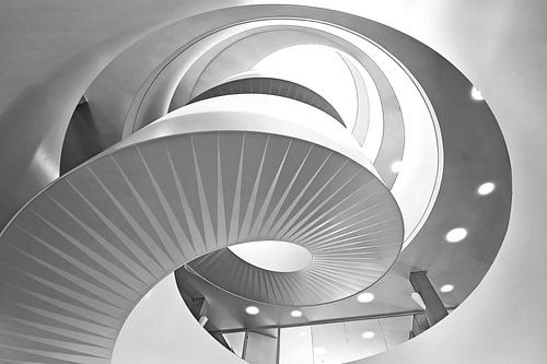 Escalier en colimaçon d'un immeuble de bureaux en noir et blanc