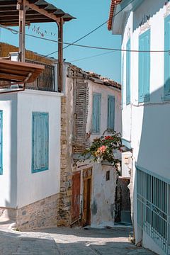 Scène de rue grecque pleine d'ambiance dans la vieille ville de Vathy (ville de Samos) sur Angelique van Esch