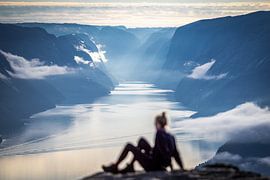 Lysefjord: Kalmte van water en wolken met Scandinavische voorgrond van Be More Outdoor