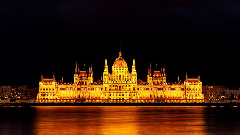Das ungarische Parlament in Budapest an der Donau von Roland Brack