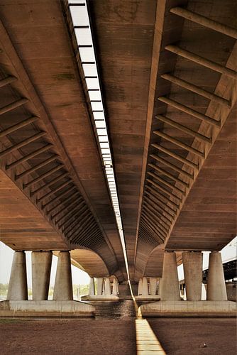 Abstract beeld onder brug